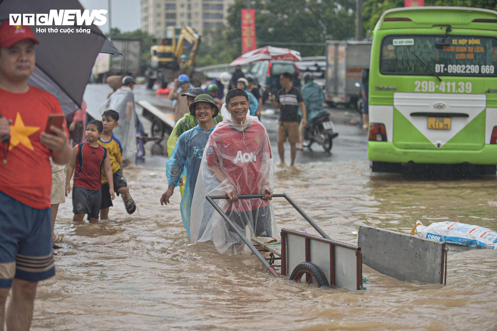Ngập tới bụng trên quốc lộ, xe kéo 'cõng' xe máy vượt biển nước - 8