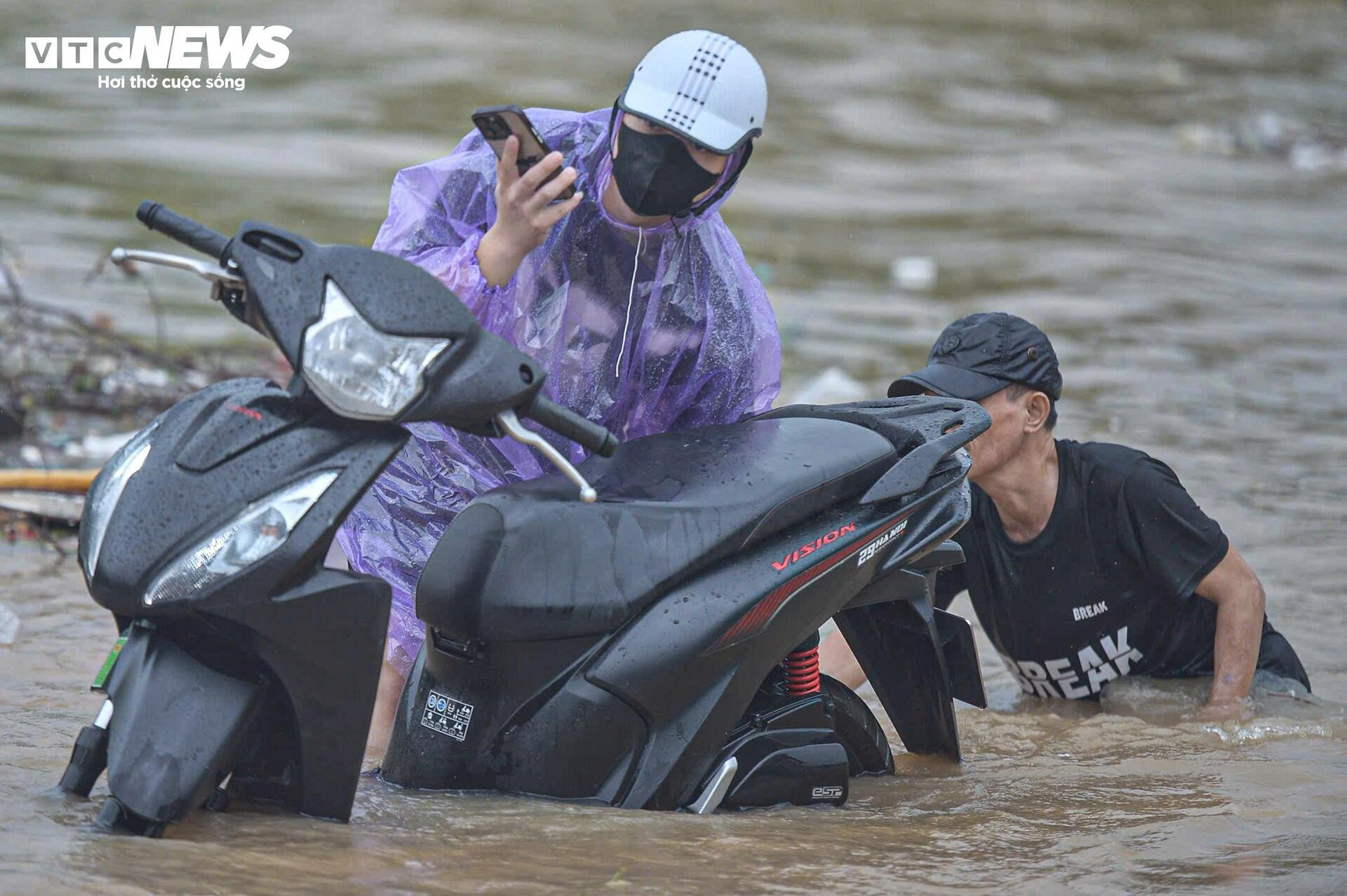 Ngập tới bụng trên quốc lộ, xe kéo 'cõng' xe máy vượt biển nước - 12