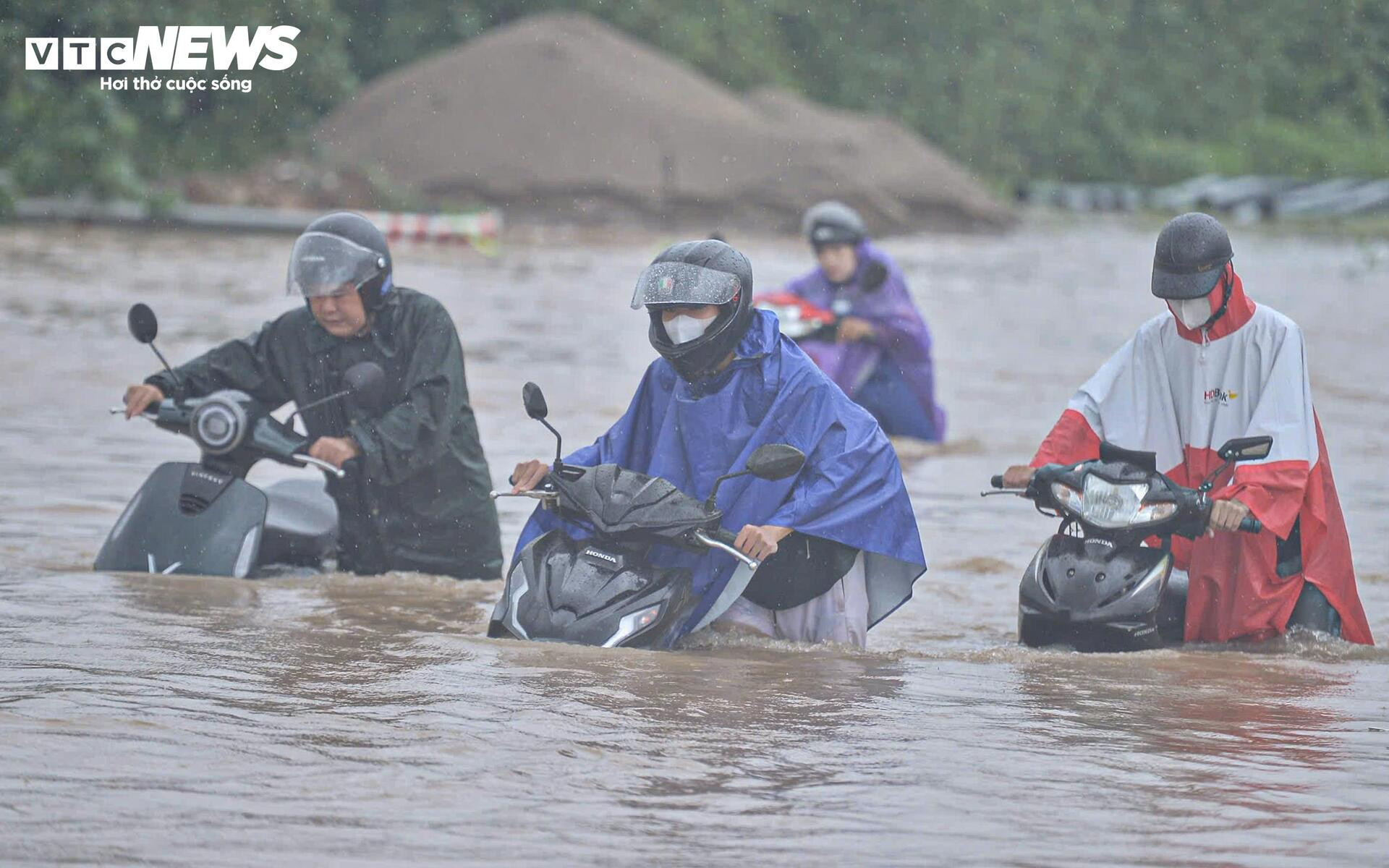 Ngập tới bụng trên quốc lộ, xe kéo 'cõng' xe máy vượt biển nước - 4