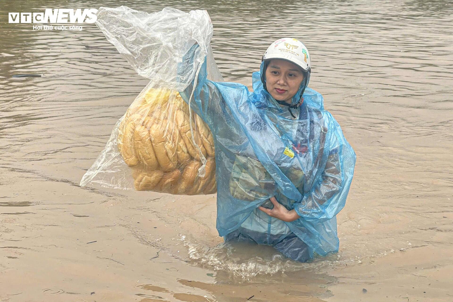 Ngập tới bụng trên quốc lộ, xe kéo 'cõng' xe máy vượt biển nước - 14