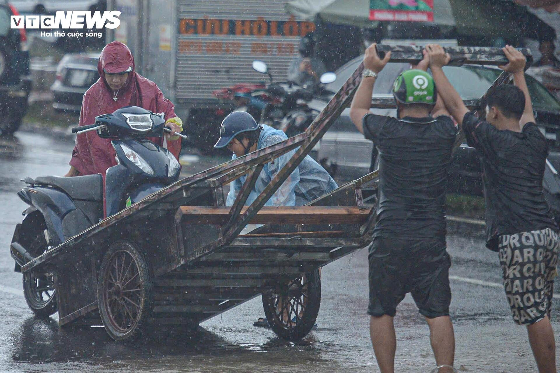 Ngập tới bụng trên quốc lộ, xe kéo 'cõng' xe máy vượt biển nước - 6