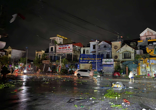 Lốc xoáy kinh hoàng ở Ninh Bình: Chỉ trong 2 phút hàng trăm nhà dân bị hư hại, cả con phố tan hoang
