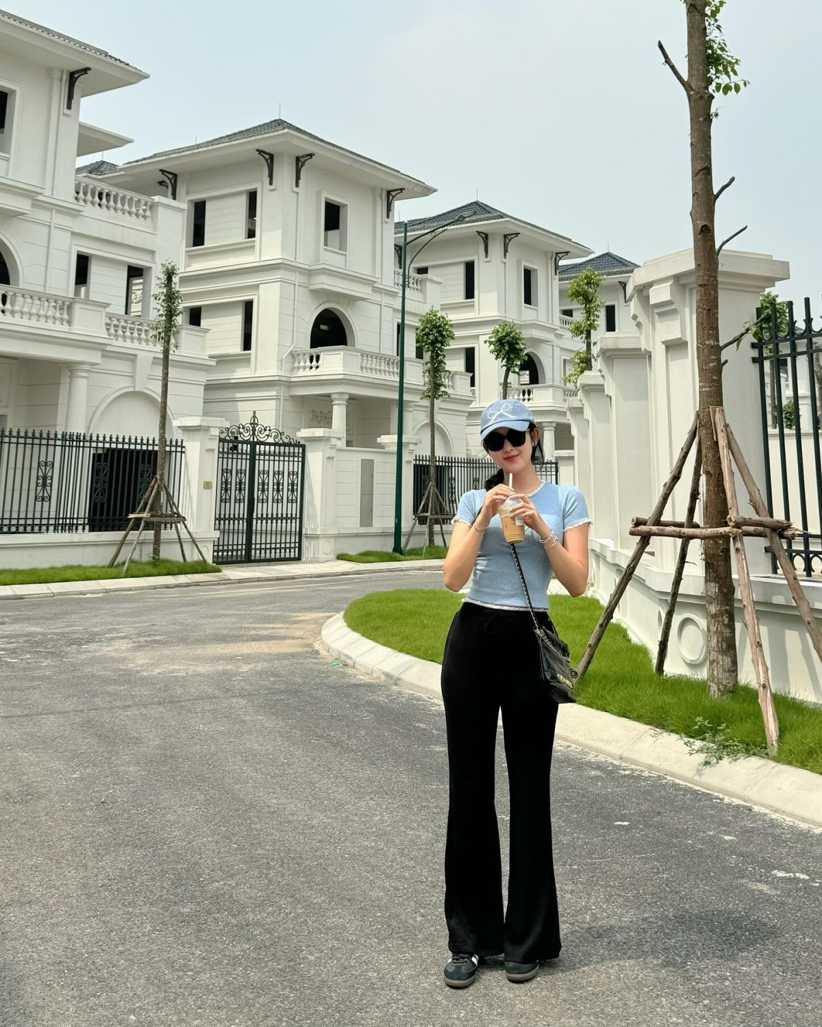 Thót tim cảnh Á hậu Vbiz té ngã trong biệt thự bạc tỷ