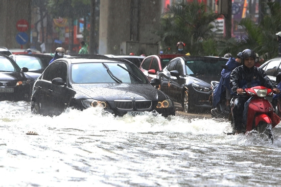 Tin mới về vùng áp thấp gần Biển Đông, miền Bắc còn nhiều ngày mưa giông
