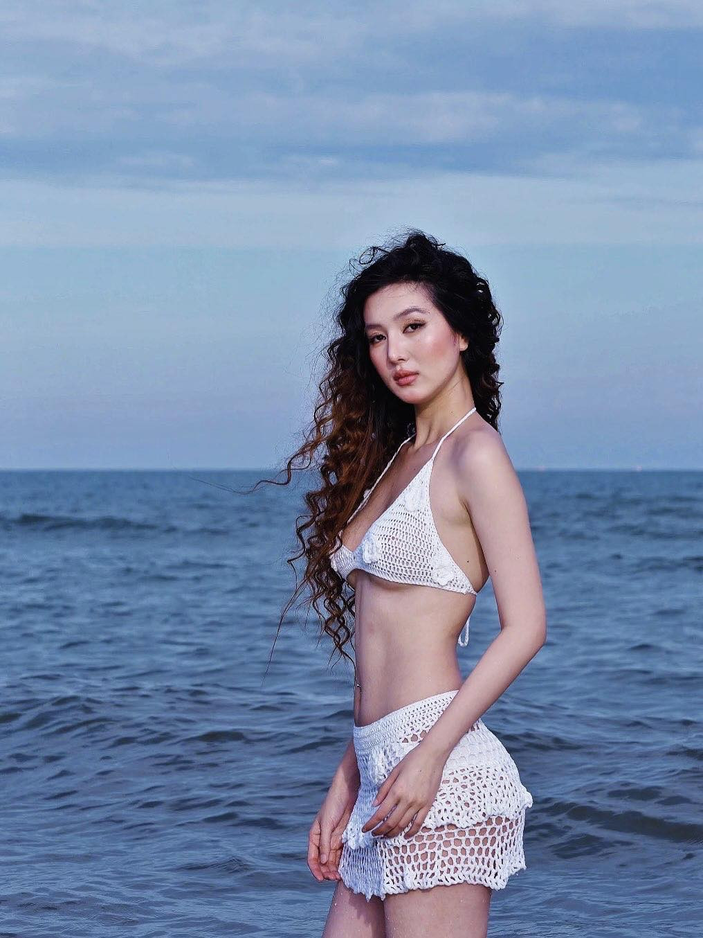 Bà xã Hồ Quang Hiếu thả dáng với bikini sau nửa năm sinh con nói 1 câu mà ai cũng choáng