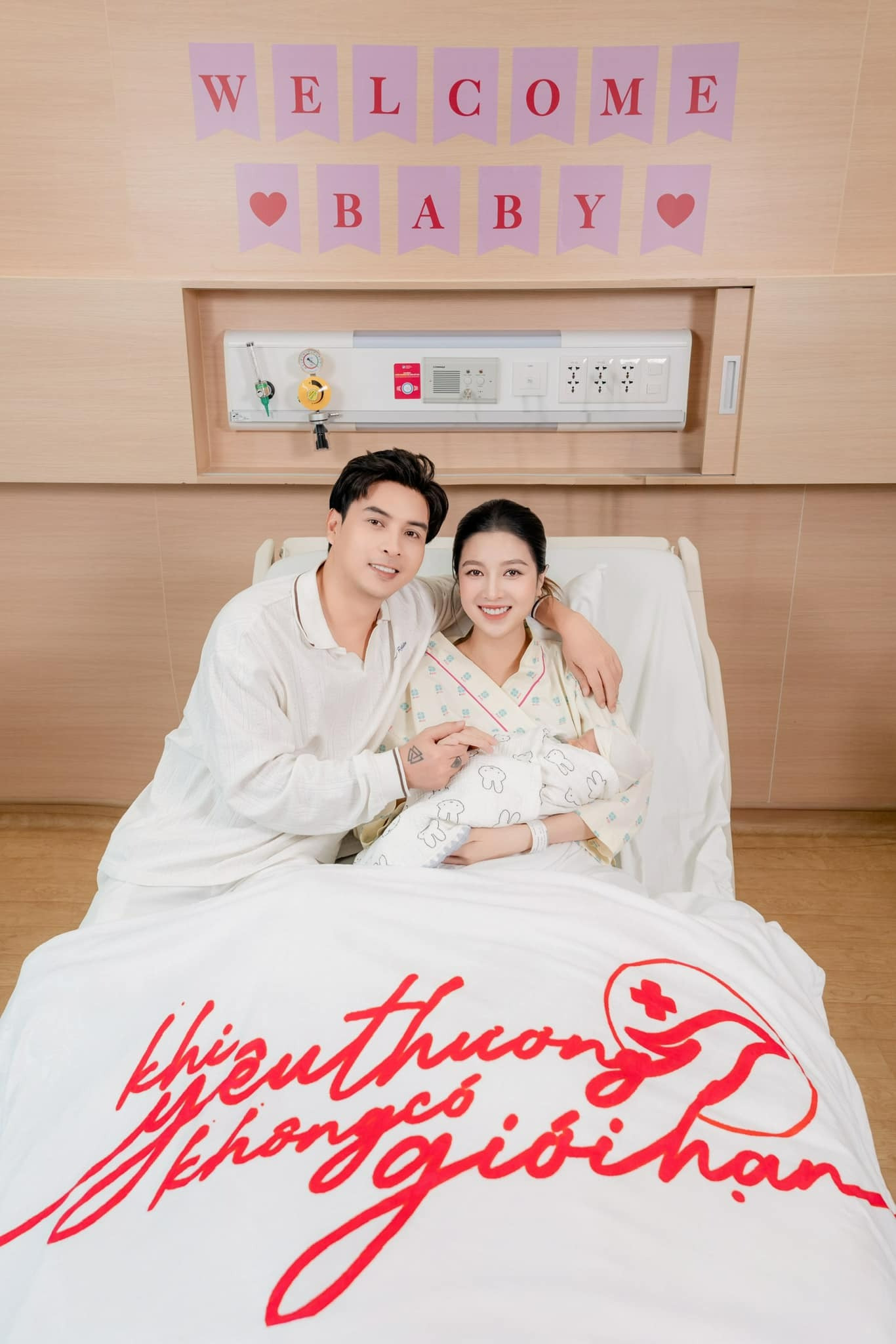 Bà xã Hồ Quang Hiếu thả dáng với bikini sau nửa năm sinh con nói 1 câu mà ai cũng choáng