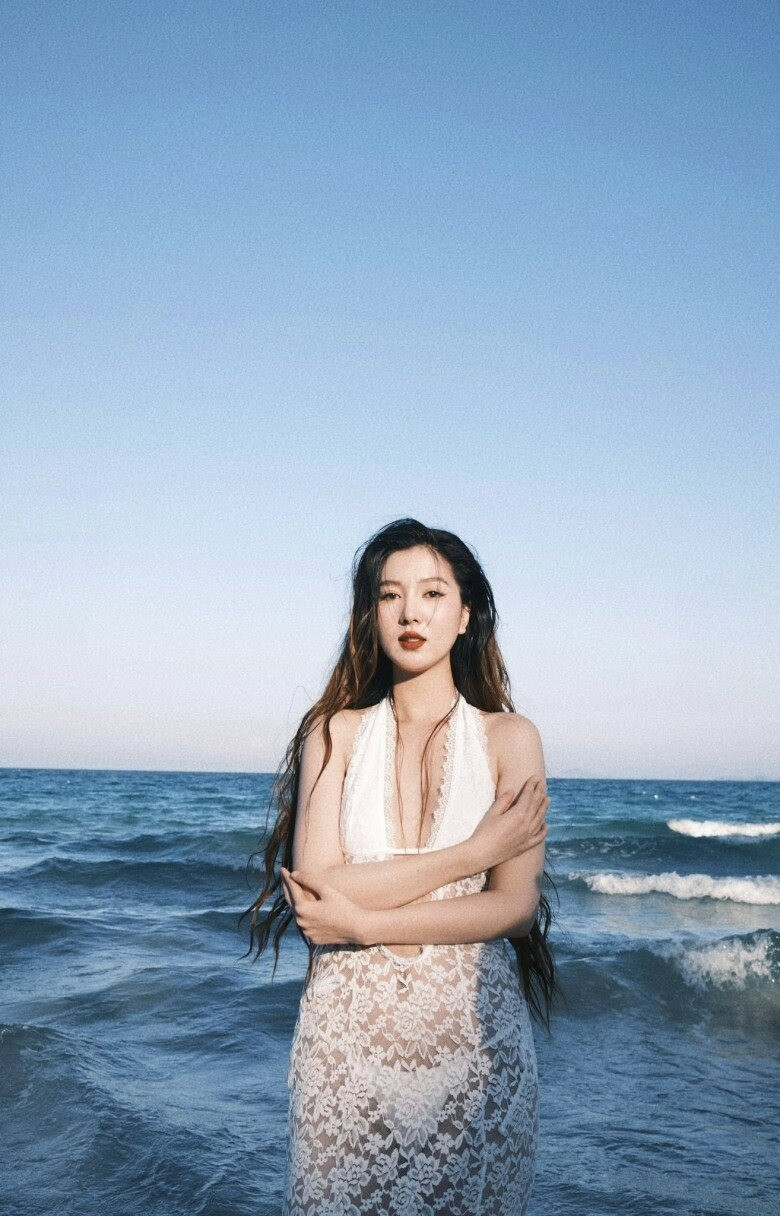 Bà xã Hồ Quang Hiếu thả dáng với bikini sau nửa năm sinh con nói 1 câu mà ai cũng choáng