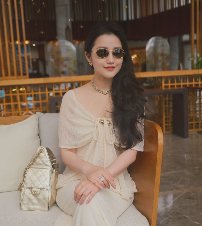 Vợ tiểu thư của Phan Thành hiếm hoi lộ diện công khai bóc trần hôn nhân với chồng đại gia