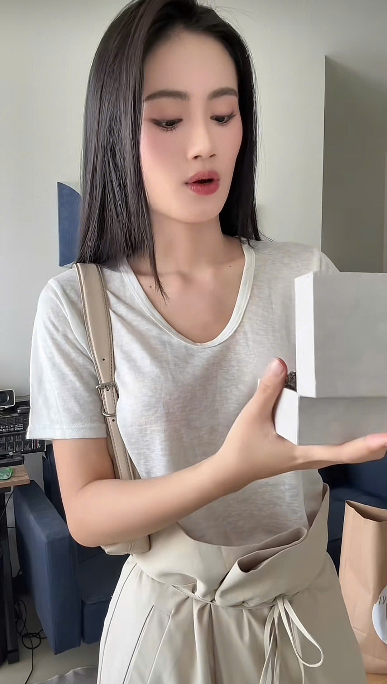 Ý Nhi dát lên người cả trăm triệu sau khi bị soi đi du học tiết kiệm toàn mặc lại đồ cũ