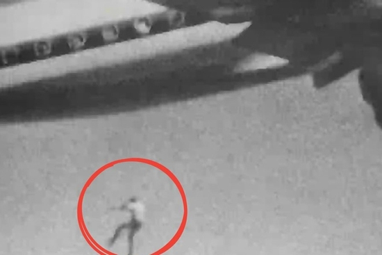 Bức ảnh 'rùng rợn nhất mọi thời đại': Sự thật chấn động về cậu bé rơi khỏi máy bay