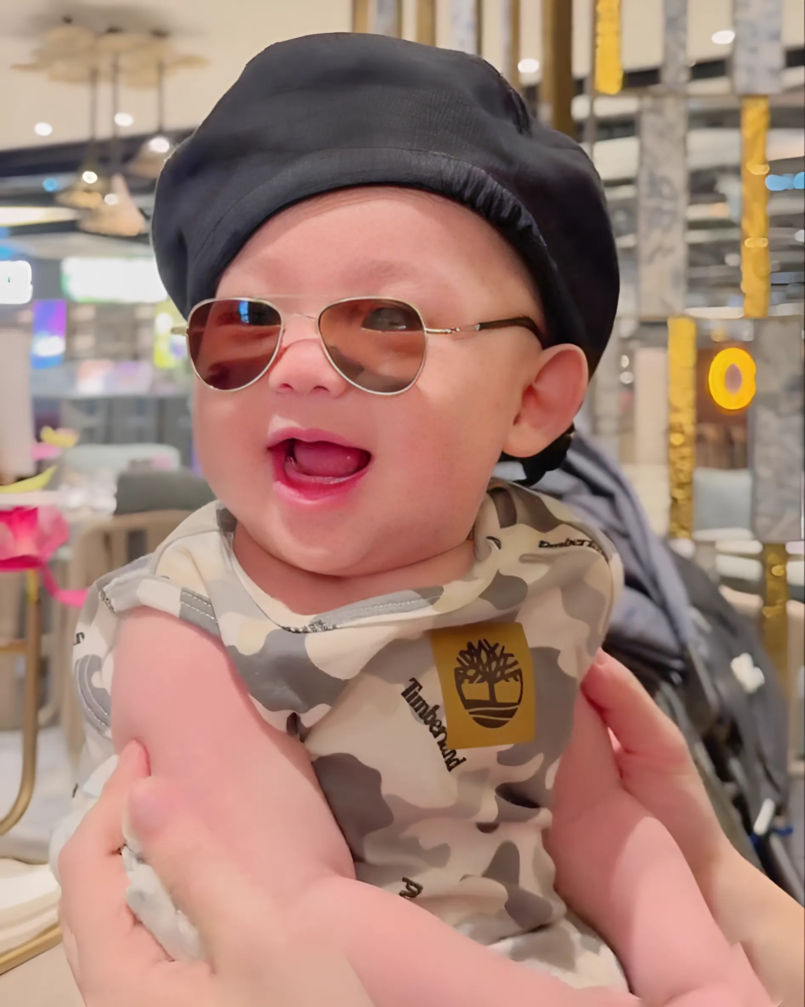 Con trai Minh Hằng gây sốt với khoảnh khắc như ông cụ non