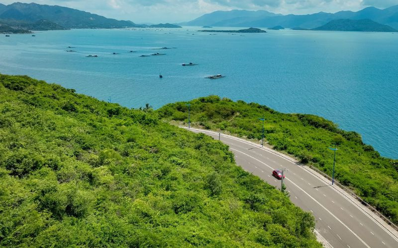 Cung đường một bên là núi, một bên là biển, du khách nhận xét: