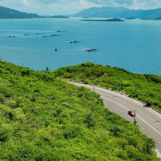 Cung đường một bên là núi, một bên là biển, du khách nhận xét: 'Nhất định phải đi qua một lần trong đời!'