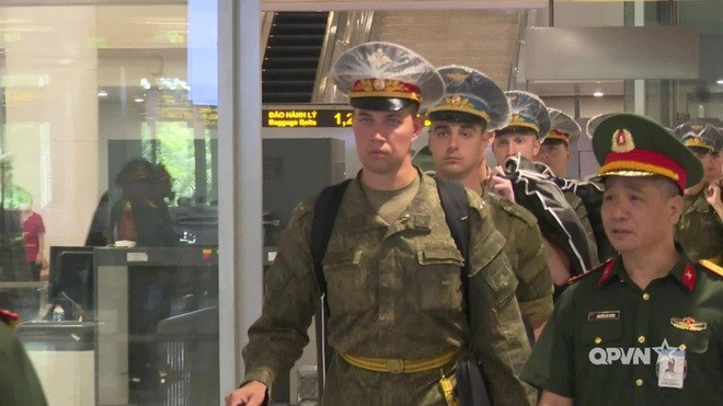 Danh tính nữ chiến sĩ có clip triệu view với quân nhân điển trai người Nga