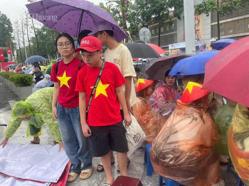 Ghế nhựa được bán với giá 50.000 đồng bên lề sơ duyệt diễu binh - 7