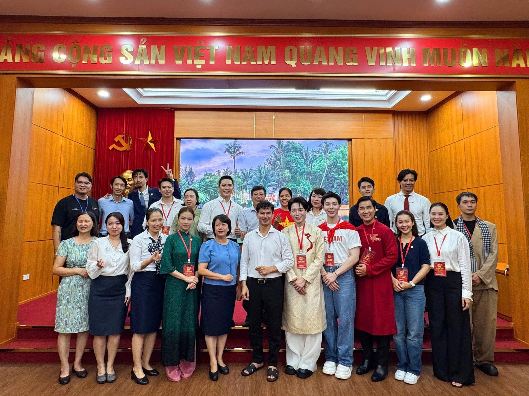 Hoàng Thùy Linh công khai ảnh cùng Đen Vâu sau tin kết hôn có con