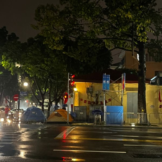 Lý do khó tin từ những người cắm trại giữ 'chỗ vàng' trong đêm 26/8 tại Hà Nội