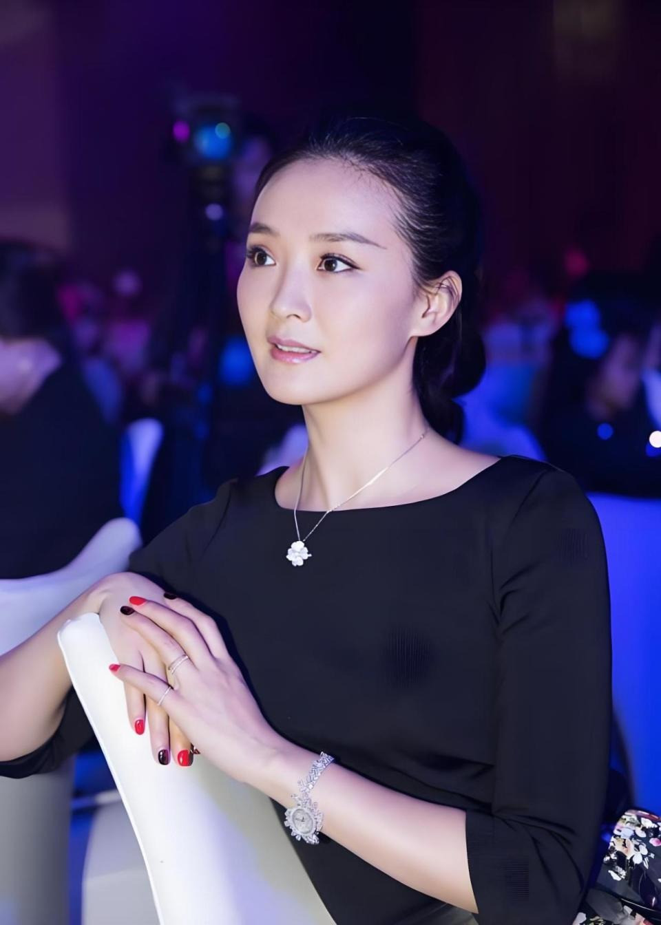 Mỹ nhân Hoàn Châu Cách Cách lấy chồng siêu giàu nay đi livestream kiếm tiền