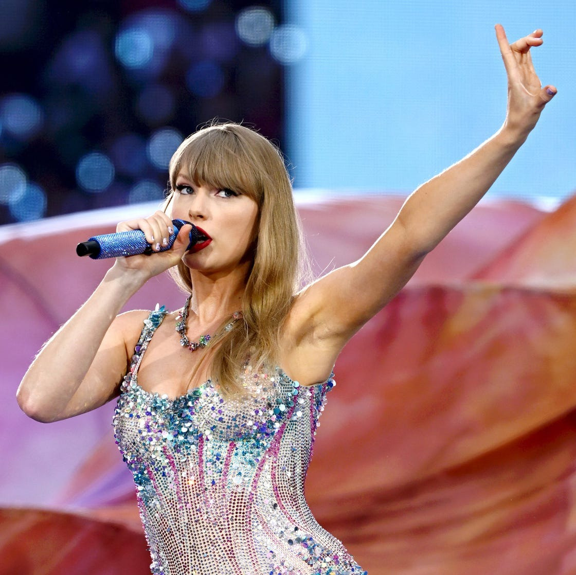 Taylor Swift được cầu hôn bằng nhẫn kim cương siêu khủng nhìn giá mà choáng