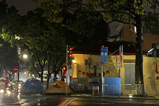 Lý do khó tin từ những người cắm trại giữ 'chỗ vàng' trong đêm 26/8 tại Hà Nội