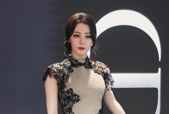 Vẻ đẹp của Địch Lệ Nhiệt Ba gây 'sốt' cõi mạng, xứng danh 'nữ hoàng thảm đỏ'