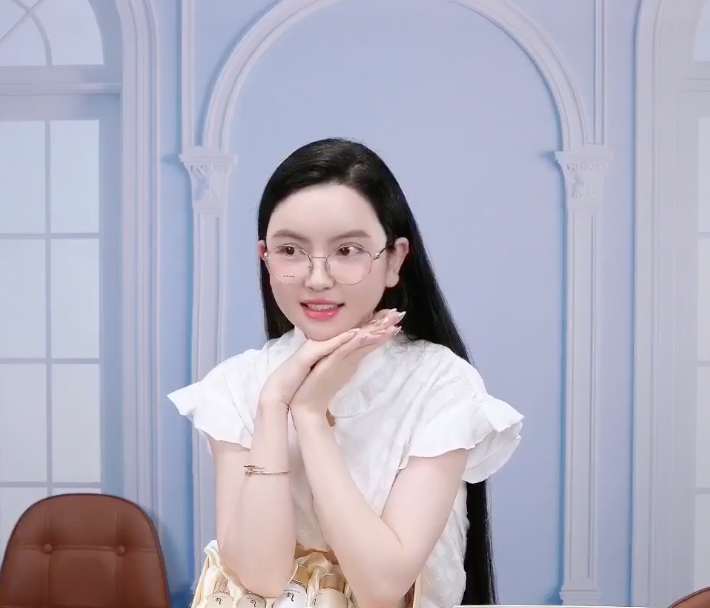 Vợ Quang Hải phát ngôn tranh cãi liên quan đến bão số 5 để câu tương tác