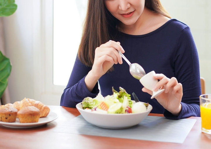 Bữa sáng bổ sung năng lượng sau một đêm dài, giúp tập trung, cải thiện hiệu suất làm việc. (Ảnh minh hoạ)