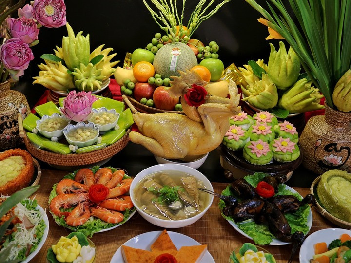 Mâm lễ cúng Rằm tháng 7 với đủ đầy các món. (Ảnh: Thu Hương Vũ)