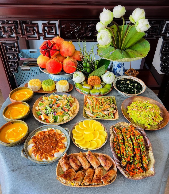 Mâm lễ chay cúng Rằm tháng 7. (Ảnh: Nguyễn Hồng Thúy)