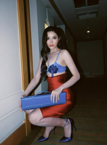 Hoa hậu Kỳ Duyên quên mặc áo lộ cả tầng mỡ thừa qua cam thường