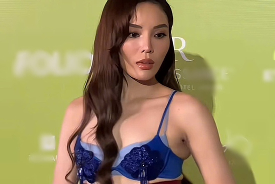 Hoa hậu Kỳ Duyên 'quên mặc áo', lộ mỡ thừa rõ mồn một qua camera thường
