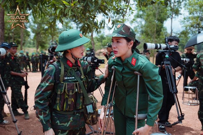 Minh Tú bật khóc khi chia tay đồng đội