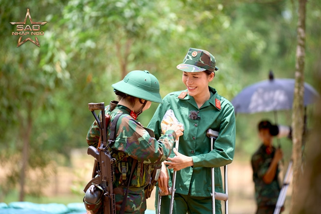 Minh Tú bật khóc khi chia tay đồng đội