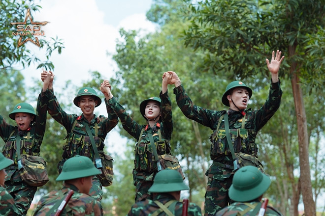 Minh Tú bật khóc khi chia tay đồng đội