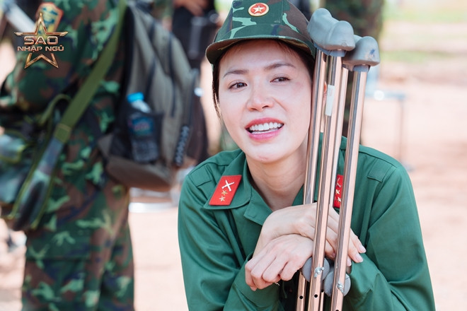 Minh Tú bật khóc khi chia tay đồng đội