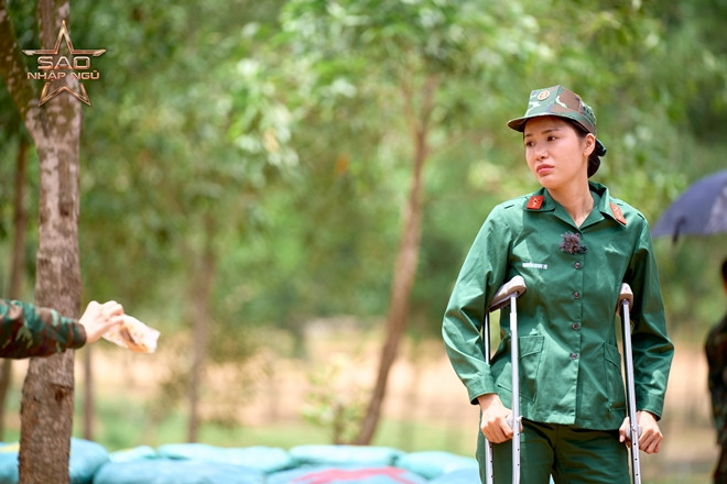 Minh Tú bật khóc khi chia tay đồng đội