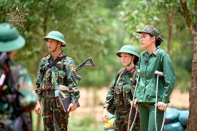 Minh Tú bật khóc khi chia tay đồng đội