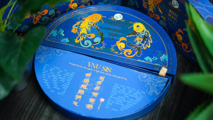 Năm 2025, bộ giấy báo trúng tuyển của trường Khoa học liên ngành và Nghệ thuật, Đại học Quốc gia Hà Nội mang chủ đề