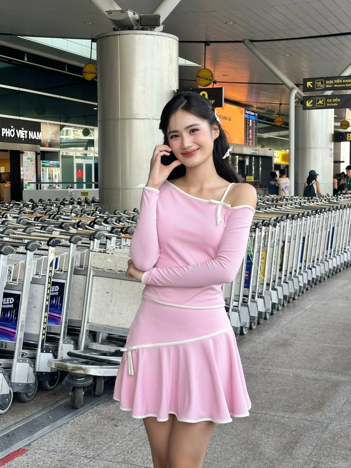 Mỹ nhân Vbiz thi nhau diện trang phục từ brand bị chê của Lương Thùy Linh