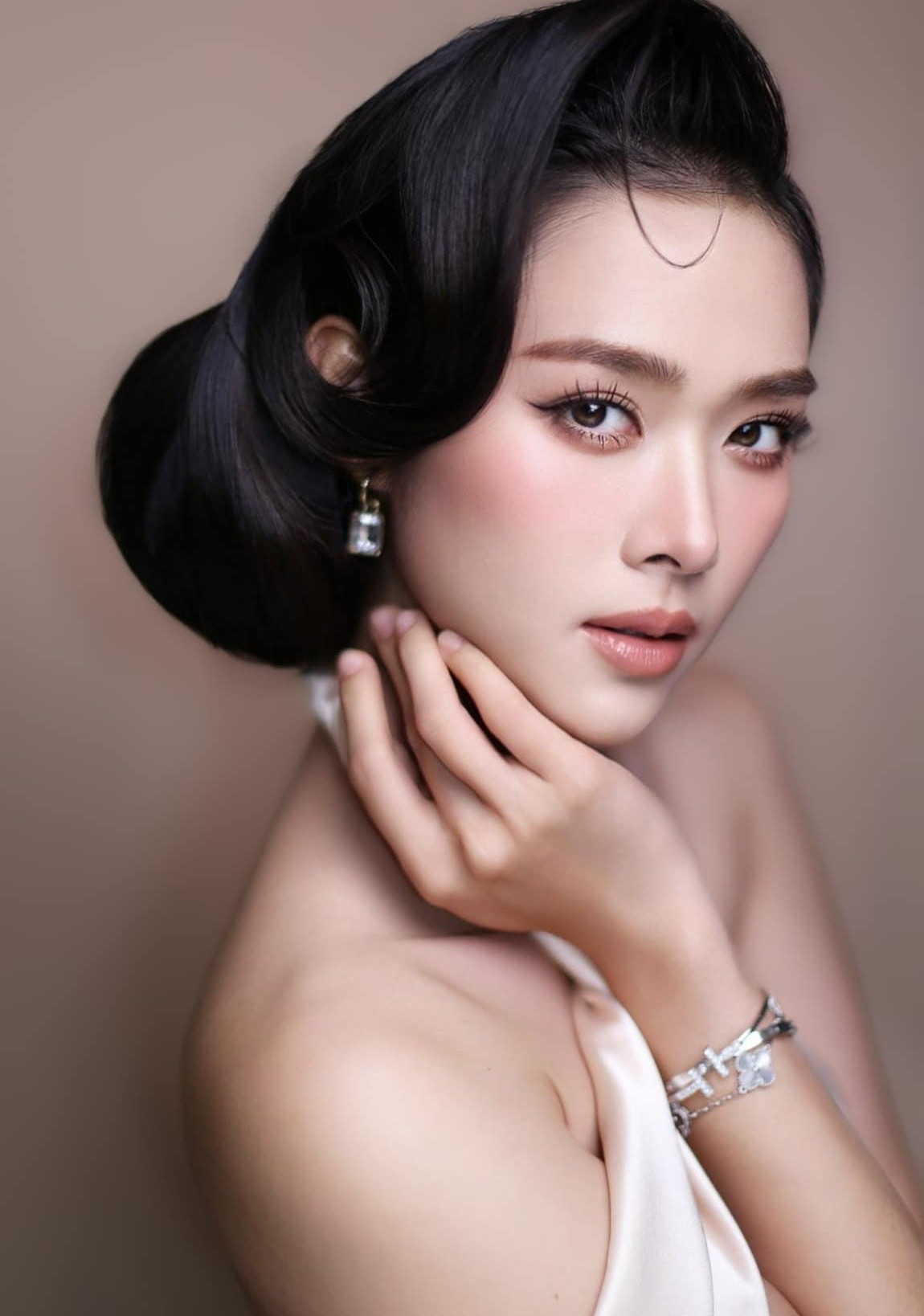 Nữ diễn viên nổi tiếng Vbiz kết hôn năm 19 tuổi rồi làm mẹ đơn thân nhan sắc hiện tại đẹp choáng ngợp