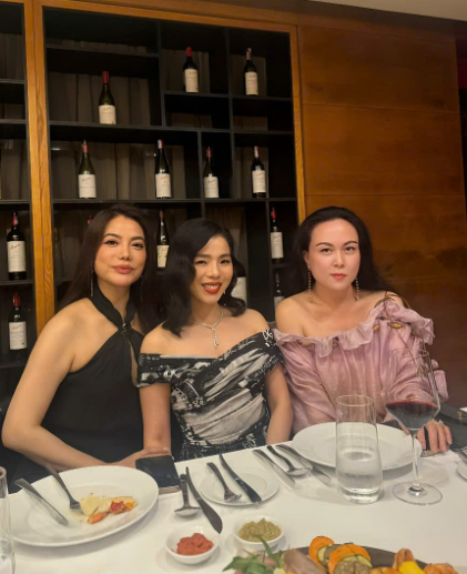 Bộ 3 chị đẹp giàu có Lệ Quyên  Trương Ngọc Ánh  Phượng Chanel cùng chung khung hình gây bàn tán