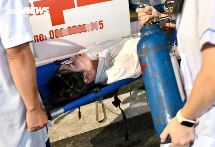 Một người dân ngất xỉu khi đứng xem lễ sơ duyệt diễu binh, diễu hành. (Ảnh: Vĩnh Thịnh)