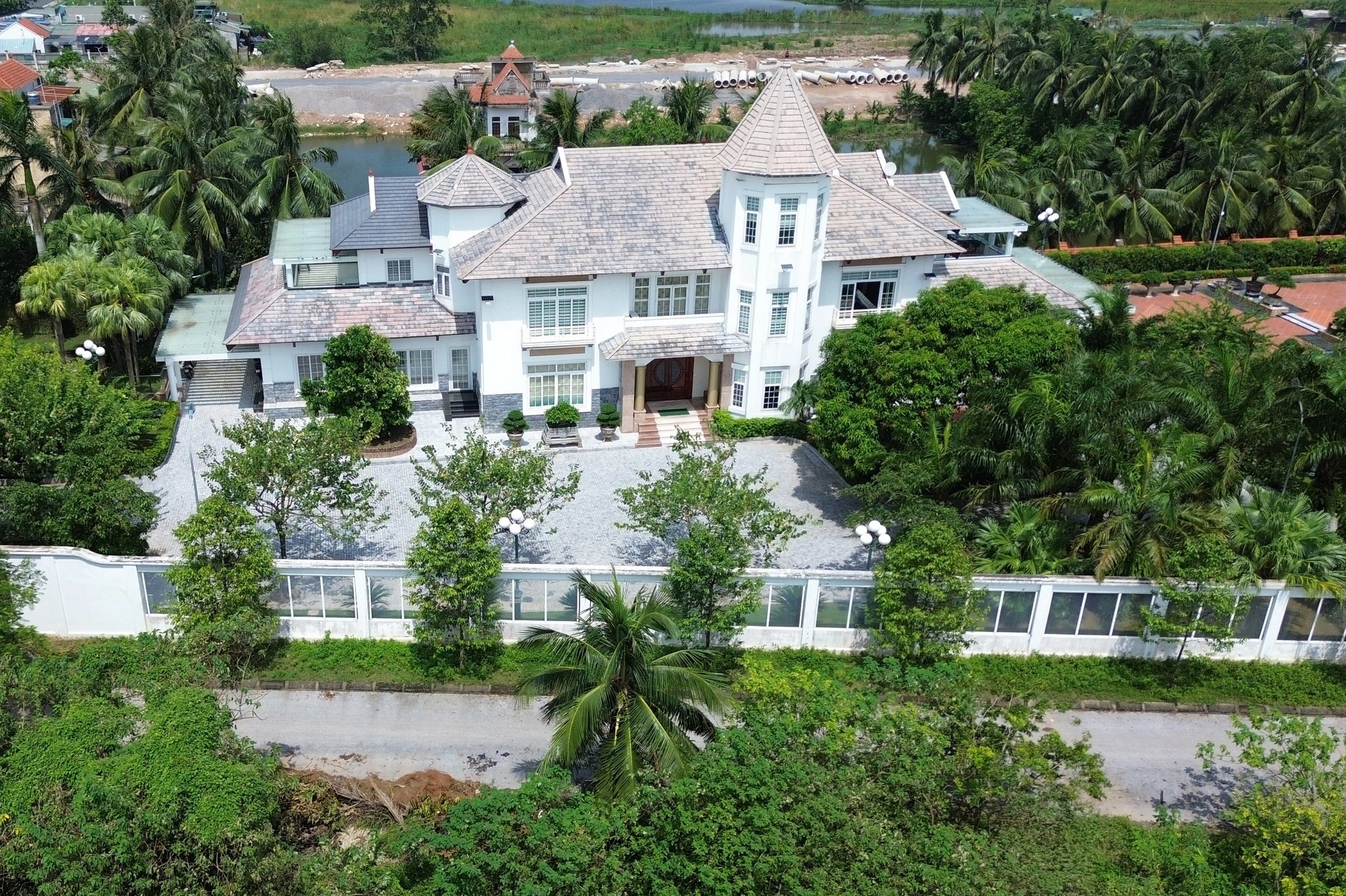 Loạt ảnh hiếm biệt phủ 50000 m2 của Bầu Đoan đại gia Thanh Hóa vừa bị khám xét nơi ở khẩn cấp