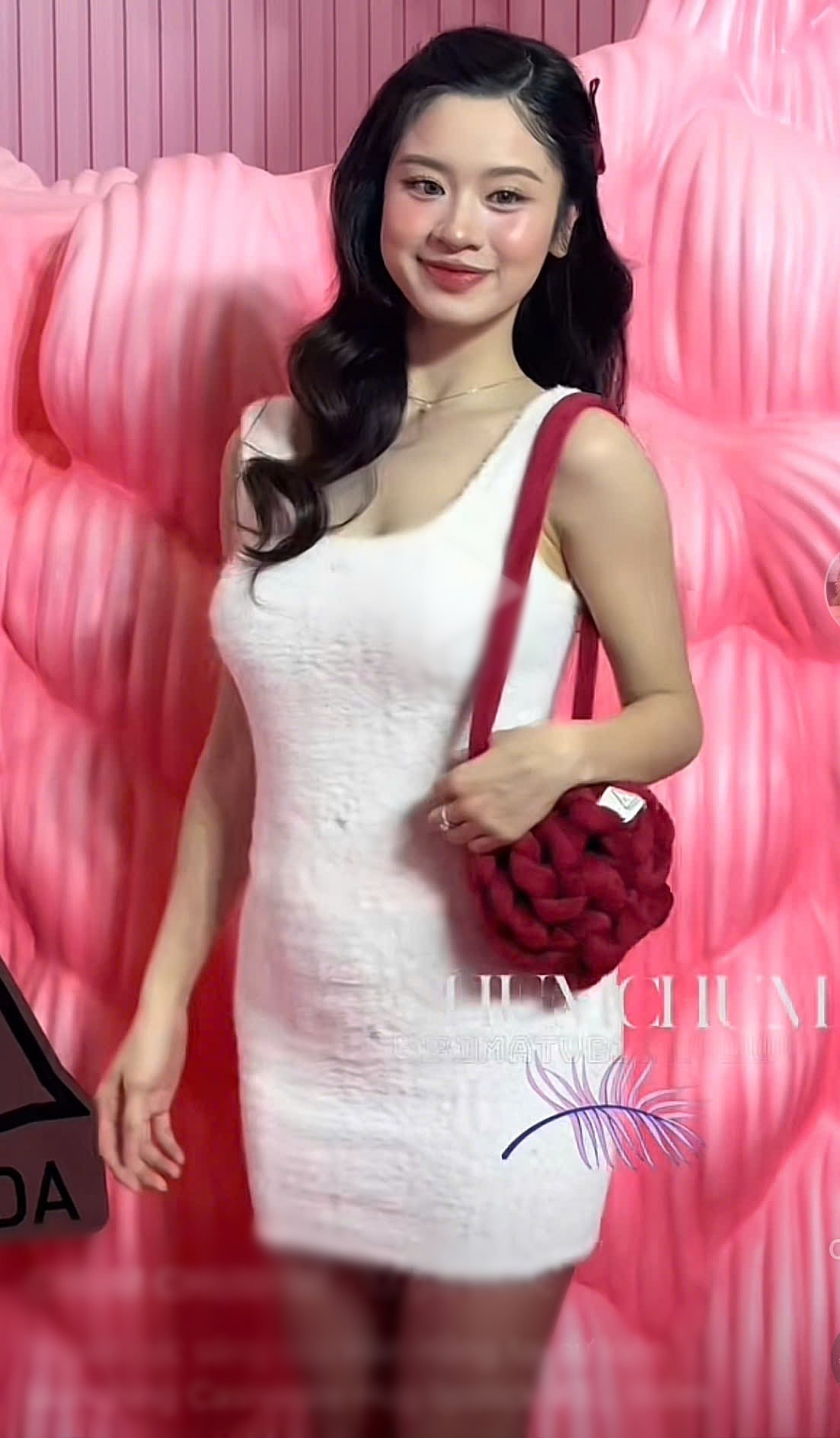 Loạt dấu hiệu bầu bí khó chối cãi của Hàn Hằng trước khi âm thầm sinh con