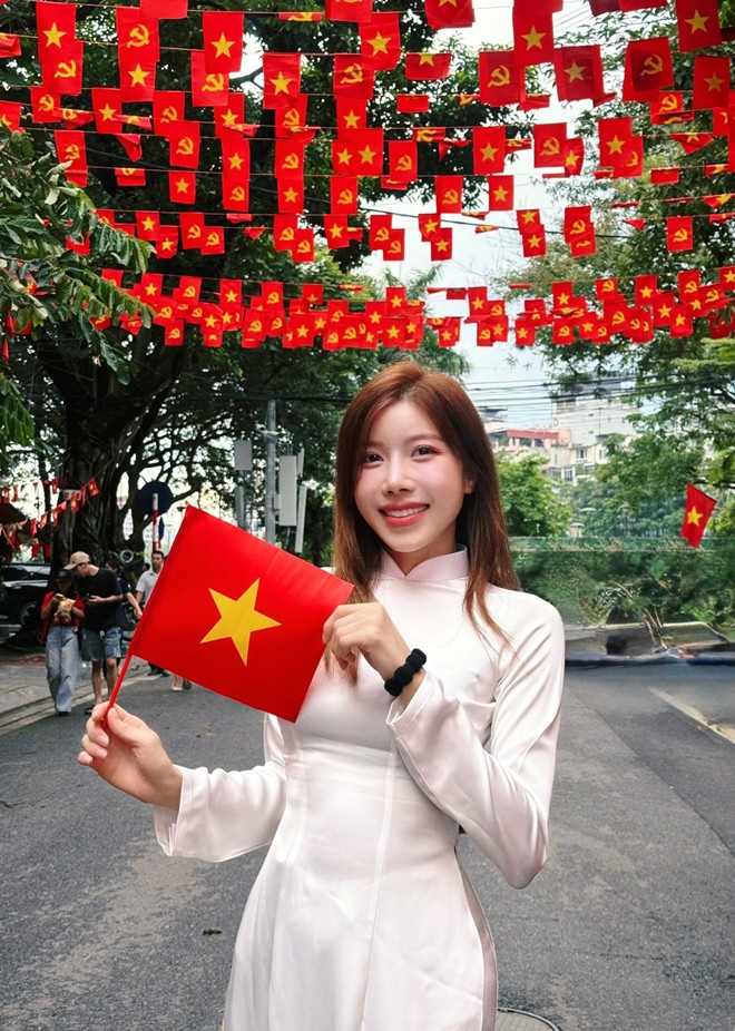 Trang Pháp Hoàng Thùy Linh diện áo dài cùng đọ sắc tham gia lễ kỉ niệm A80