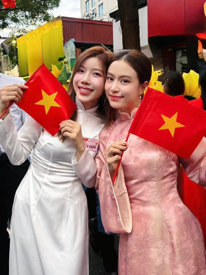 Trang Pháp Hoàng Thùy Linh diện áo dài cùng đọ sắc tham gia lễ kỉ niệm A80