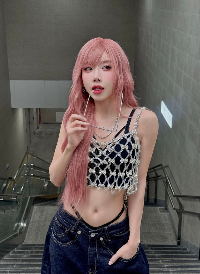 Trang Pháp Hoàng Thùy Linh diện áo dài cùng đọ sắc tham gia lễ kỉ niệm A80