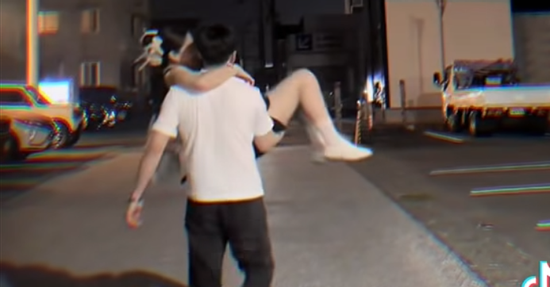 Chồng đi Nhật quay video bế cô gái lạ, người vợ ở Việt Nam tá hỏa