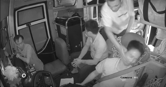 Đang lái xe, tài xế bất ngờ bị hành khách tát vào mặt