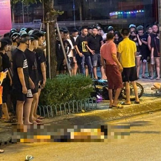 Hiện trường vụ tai nạn giao thông ở Hưng Yên, xe máy kẹp 3 tông trúng cột điện khiến 1 người tử vong
